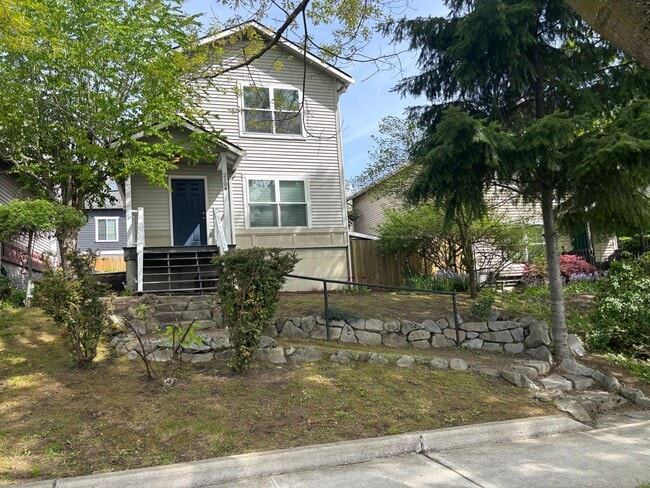 Building Photo - Available Now! Charming Home Across from Judkins Park
