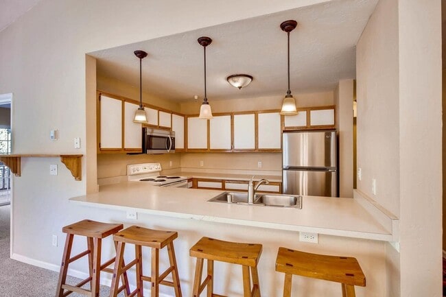 Building Photo - Heat included!  1 car garage!  Vaulted Cei...