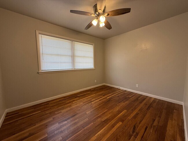 Building Photo - Three bedroom two bath rent house in a gre...