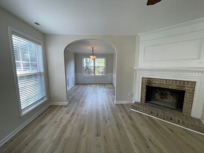 Building Photo - Beautiful, updated 3br 2.5 ba home with garage, fenced-yard in Home Valley Farms Now Available!