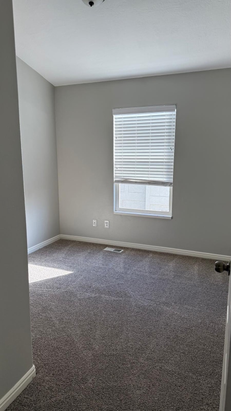 Building Photo - 365 E 760 N