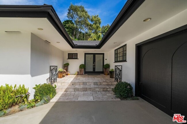 Building Photo - 9023 Alto Cedro Dr