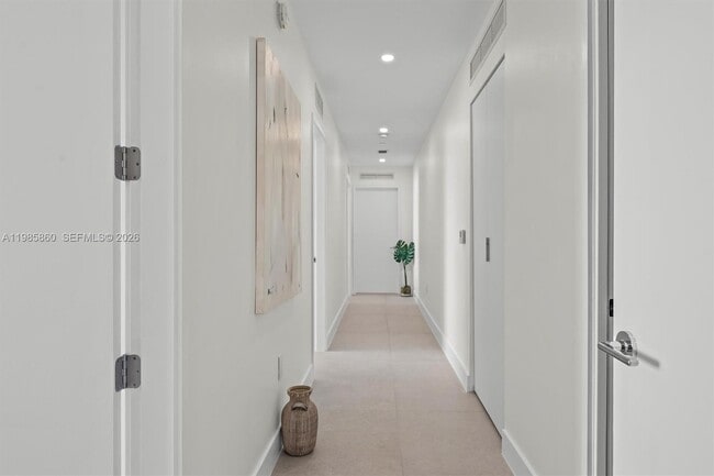 Building Photo - 700 NE 24th St