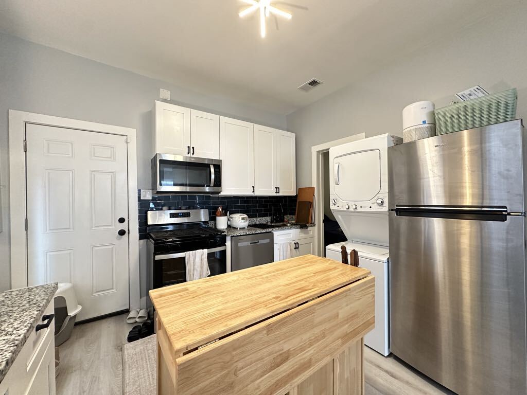 Building Photo - 1361 W Walton St