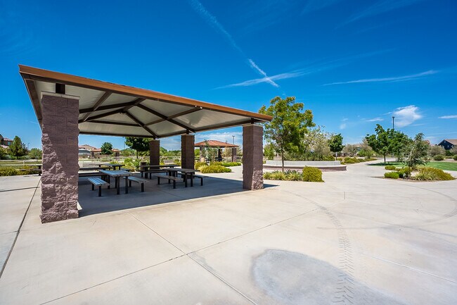 Building Photo - Stunning home with pool ready for move in