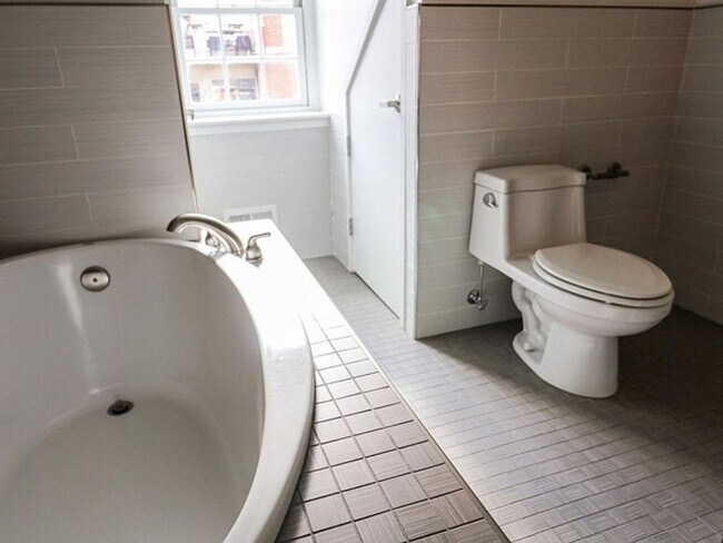 Building Photo - 4 E Henrietta St