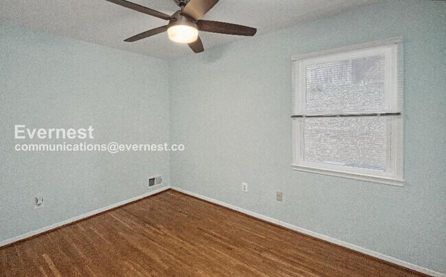 Building Photo - 3 Bed/3 Bath Home with Fenced Yard and Garage / Available Now!