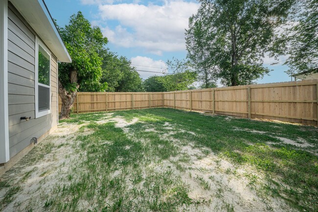 Building Photo - 1606 W 5th St