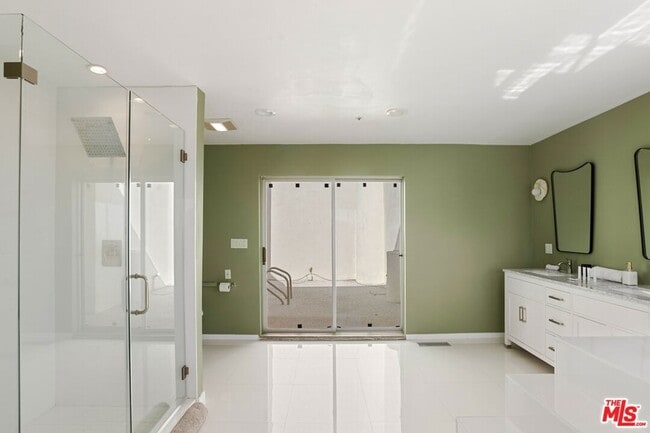 Building Photo - 8435 Franklin Ave