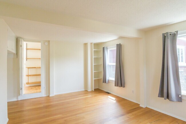 Building Photo - 2bd/1ba Seattle Home