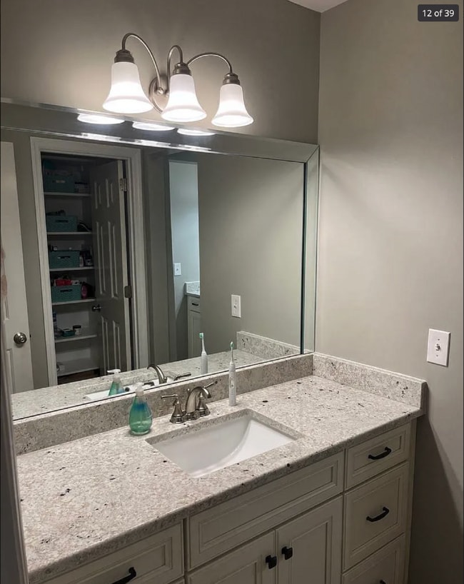 Building Photo - "Charming 2-Bedroom Retreat in Franklin with 1.5 Baths and Cozy 1244 Sq Ft Layout!"