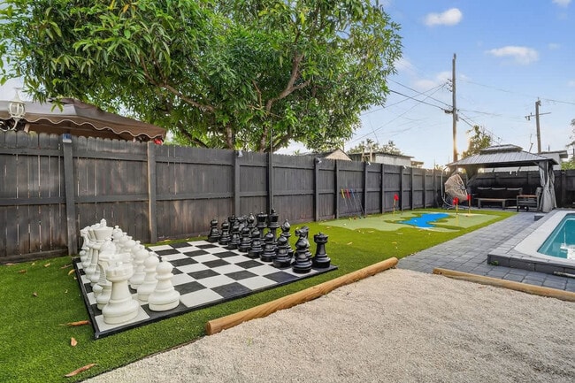 Building Photo - 6660 Custer St