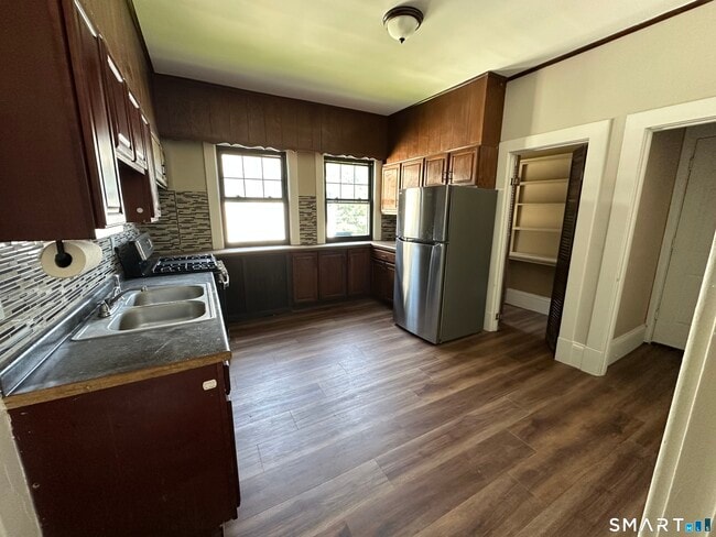 Building Photo - 304 Edgewood St