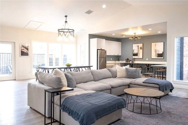 Building Photo - 2170 Thousand Oaks Dr