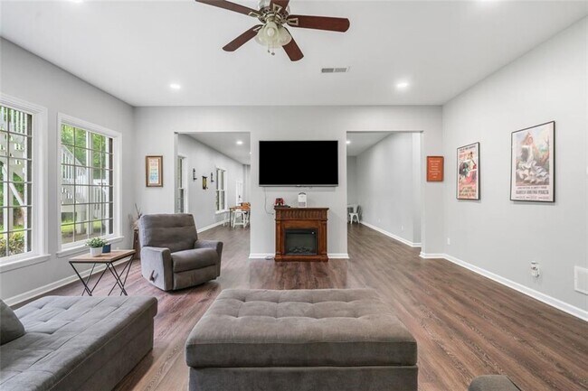 Building Photo - 882 Hallbrook Ln