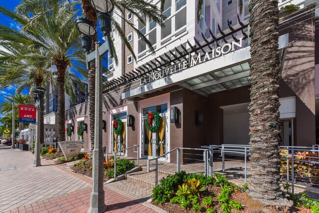 Building Photo - 485 E Royal Palm Rd