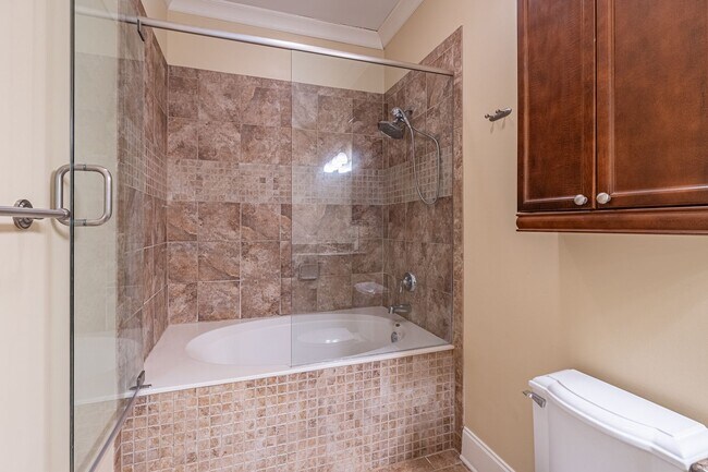 Building Photo - Excellently maintained 1 bedroom, 1.5 bath...