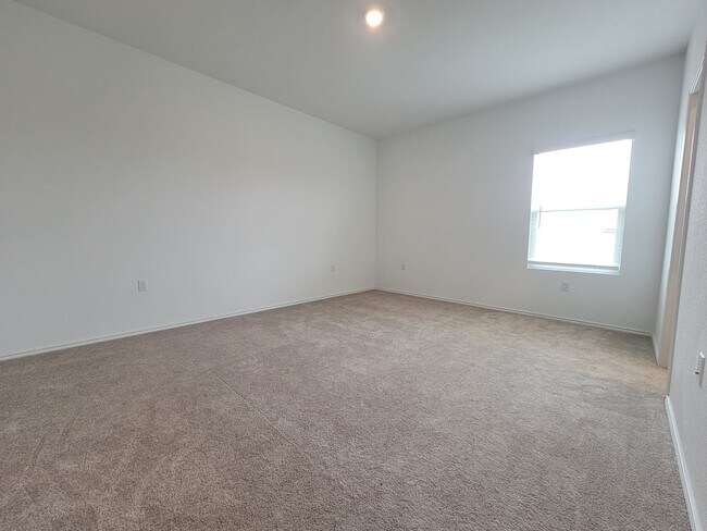 Building Photo - Spacious 3/BR, 2/BS Single-Level Home with...