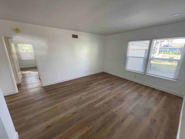 Building Photo - COMPLETELY REMODELED HOME IN QUIET AREA!