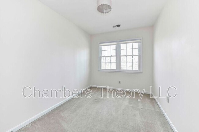 Building Photo - 9766 Oleander Ave