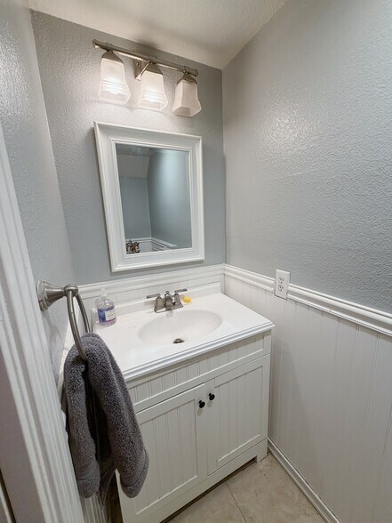 Building Photo - 34736 Tuxedo Cmn