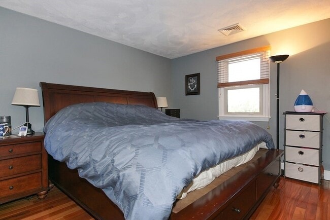 Building Photo - 39 Locust St