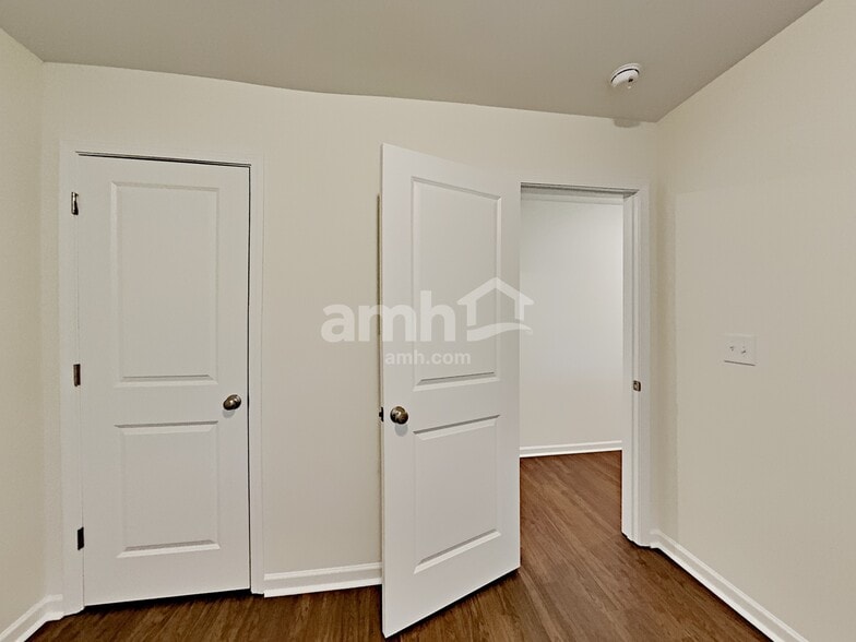 Building Photo - 172 Landsdown Xing