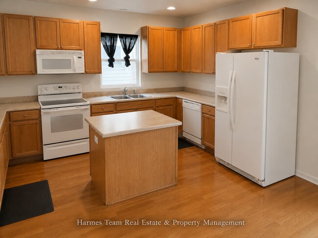 Building Photo - 3 Bed | 2.5 Bath Townhome In School District #2