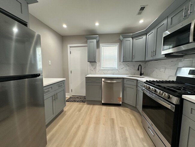Building Photo - 2 bedrooms 1.5 bathroom House in South Phi...