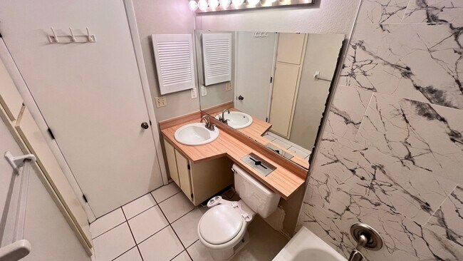 Building Photo - Beautiful 3/2 Home Located In Waterford La...