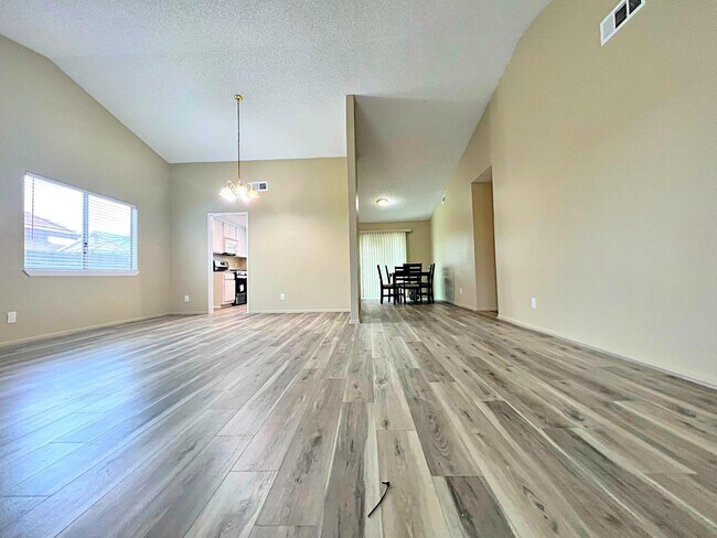 Building Photo - 2826 San Ramon Dr