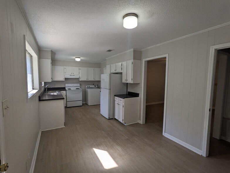 Building Photo - 421 Thacker Loop
