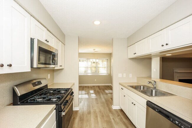 Building Photo - 540 Hillsdale Dr