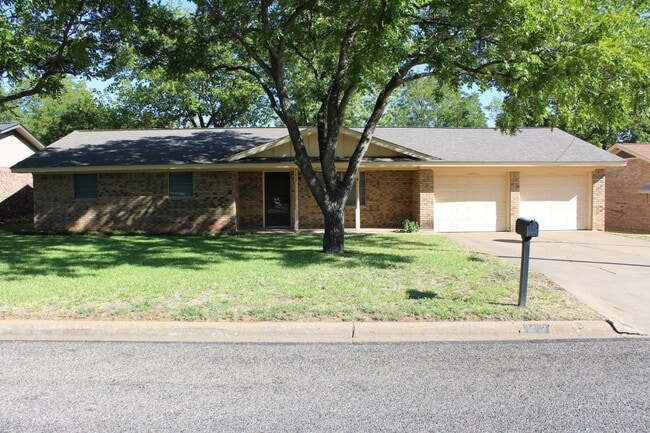 Building Photo - 1413 Center Dr