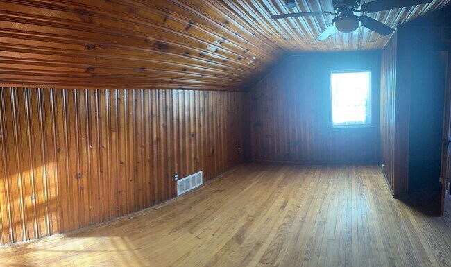 Building Photo - Rehabbed Spacious 3 BR/2.5 BAHouse - Northwoods