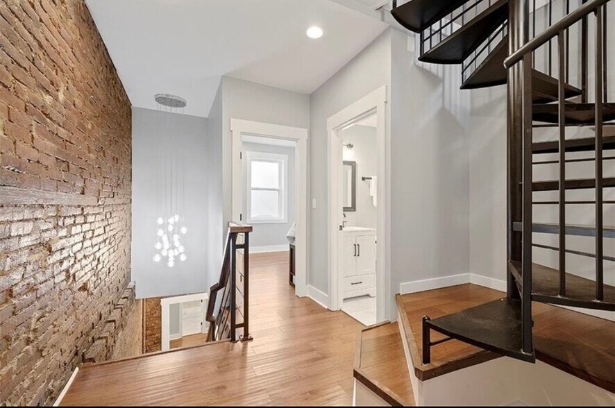 2nd Fl landing - 1721 Sarah St