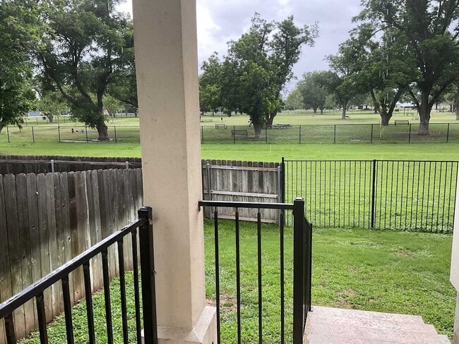 Building Photo - 179 Holly St