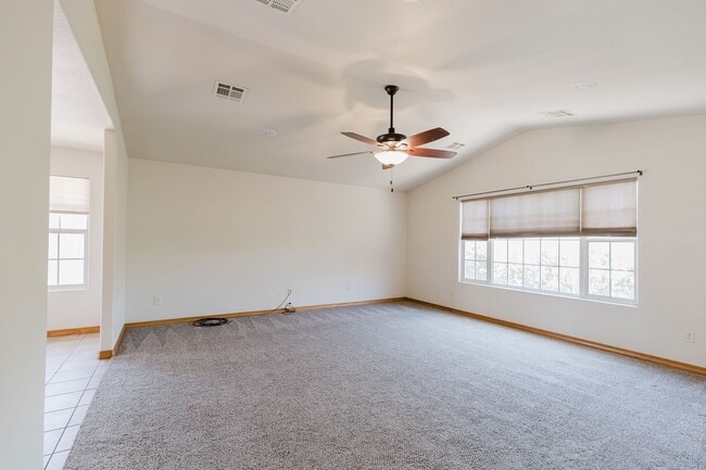 Building Photo - Spacious 4 Bedroom 2 Bath Home near Shopping
