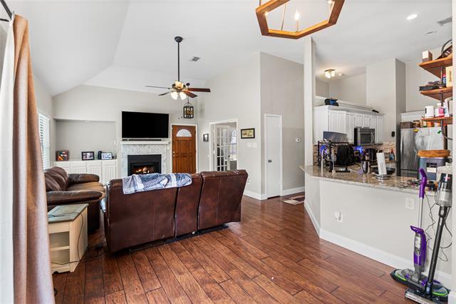 Building Photo - 2219 Greenview Dr