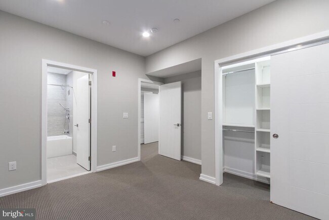 Building Photo - 720 S Sartain St