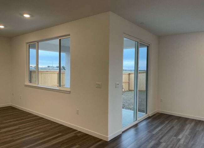Building Photo - Beautiful Northlake 4 BED 3.5 BATH