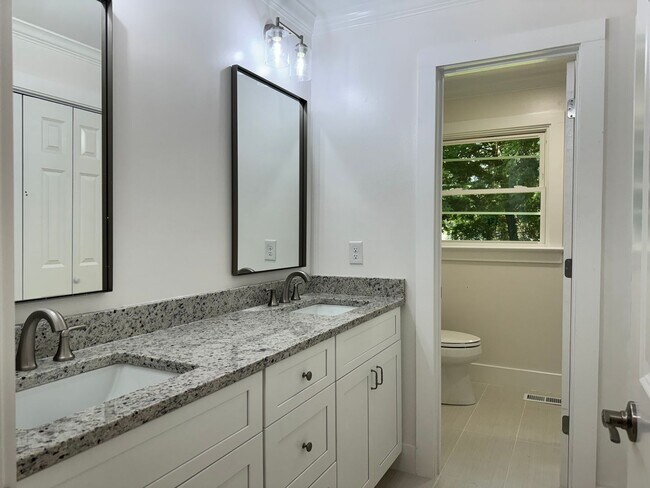 Building Photo - Renovated 3 BR Home in the Heart of Murfre...