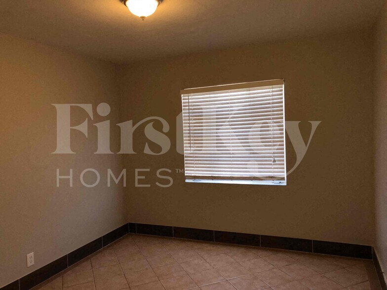 Building Photo - 1634 W Indian School Rd