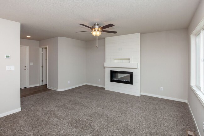 Building Photo - Prime Living: A Spacious Haven with Fenced Backyard in Ankeny