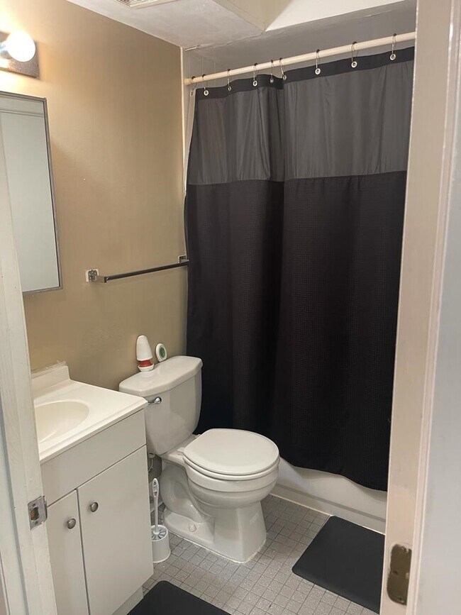 Building Photo - 940 E 181st St