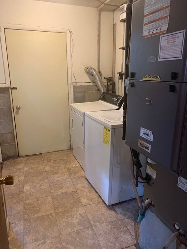 Building Photo - 4 Bedroom 2 Bath Home Available for Rent i...