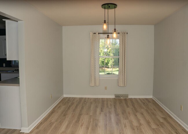 Building Photo - 922 Pinetree Way