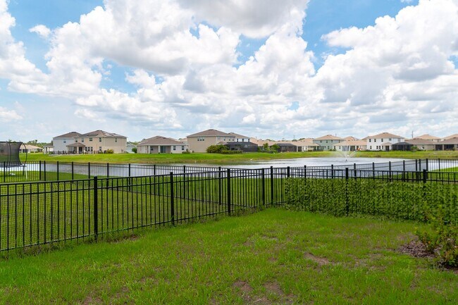 Building Photo - Pet Friendly, Spacious, modern 4 bed home ...