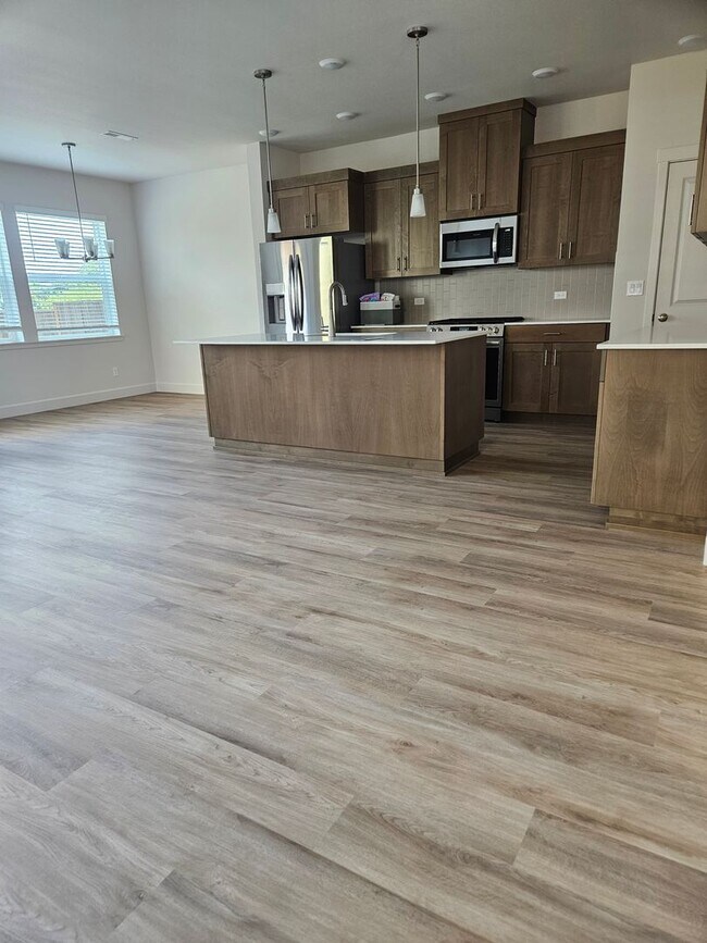 Building Photo - Brand New 3 bdrm 2 1/2 bath townhouse