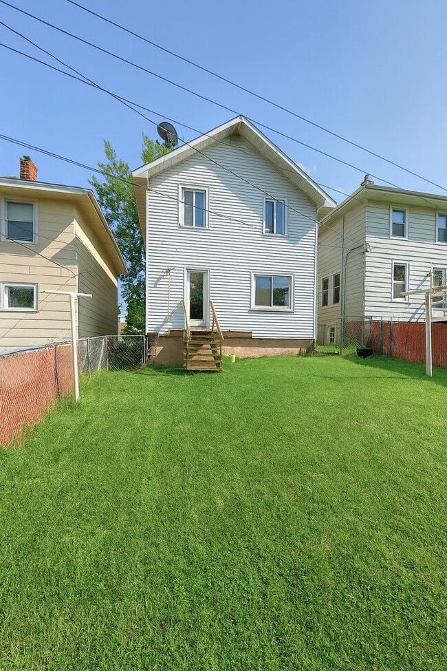 Building Photo - AVAILABLE December! - 3 Bed 1 Bath Home - With Fenced In Yard!